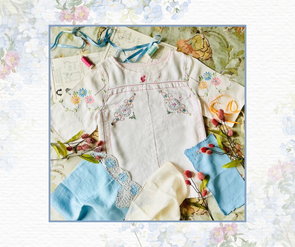 Post de Facebook Hola Agosto Floral Minimalista Elegante Sencillo Azul (2)